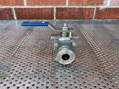 USED PBM SIC-E5X-D-F04D STAINLESS STEEL BALL VALVE W/ 1" SANITARY FITTING