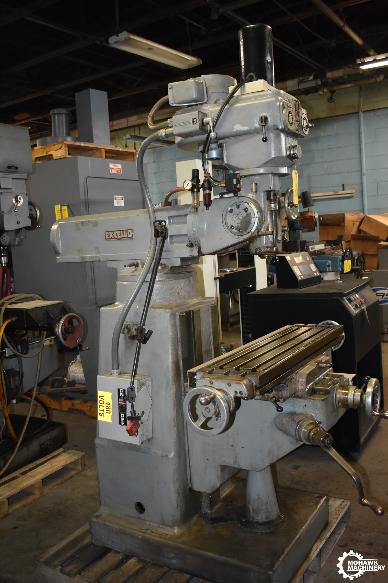 602 EXCELLO RAM TURRET VERTICAL MILL w/NEWELL DIGITAL READOUTS - POWER DRAW BAR
