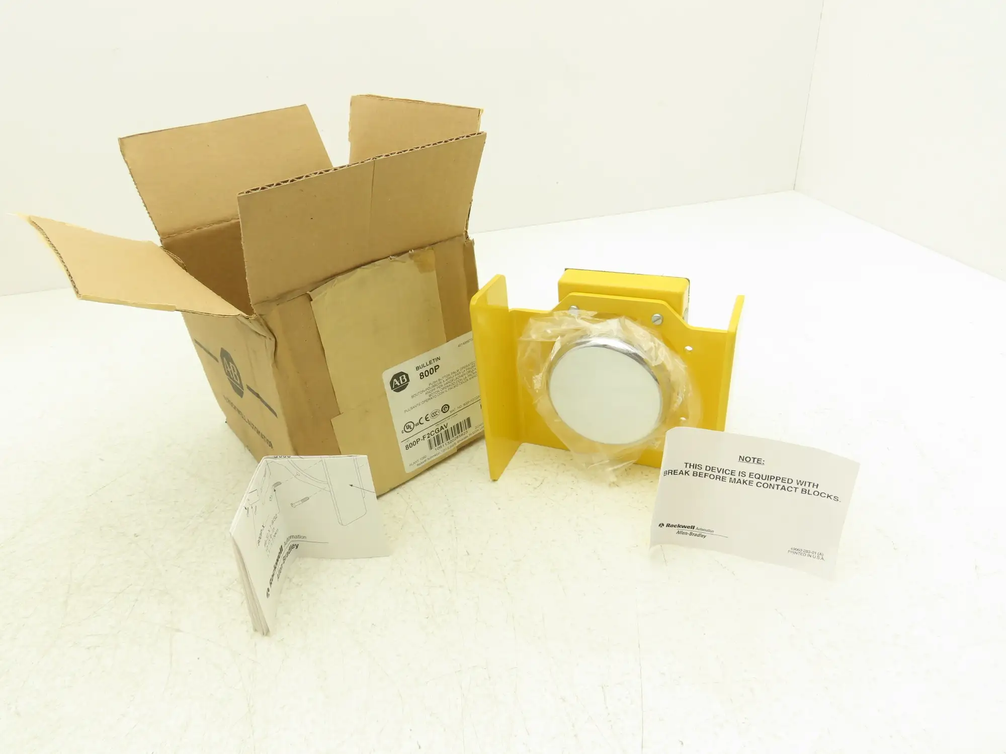 Allen Bradley 800P-F2CGAV Palm Operated Push Button Switch Flush Mount 1NO 1NC