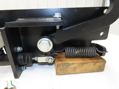 Yale ERP035VTN36TE084 Forklift Brake Pedal Master Cylinder & Bracket Assembly