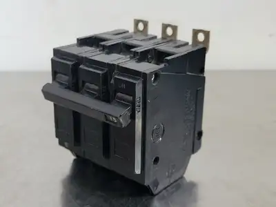 15 Amp, 3 Pole, 240 volts Circuit Breaker