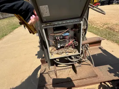 1,250 LB STINGER MODEL #P-1250 PIPE WELDING POSITIONER WITH 30" GRIPPER CHUCK : YOBRO #25215
