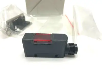 E3S-AD68 | Omron  Diffuse Photoelectric Vertical Sensor On Connector 100mm NPN - New Other