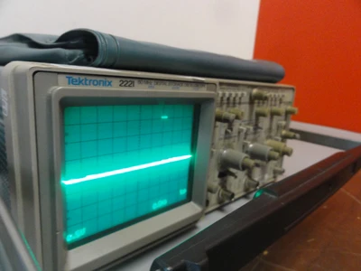 USED TEKTRONIX 2221