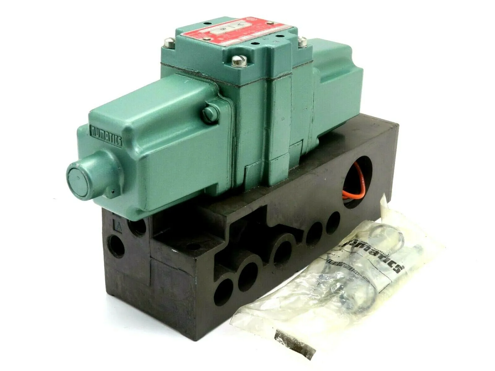 NEW NUMATICS 12DSA611KA SOLENOID VALVE 120V 50/60HZ .17AMP