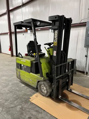 USED 2000 CLARK TM17 TYPE E