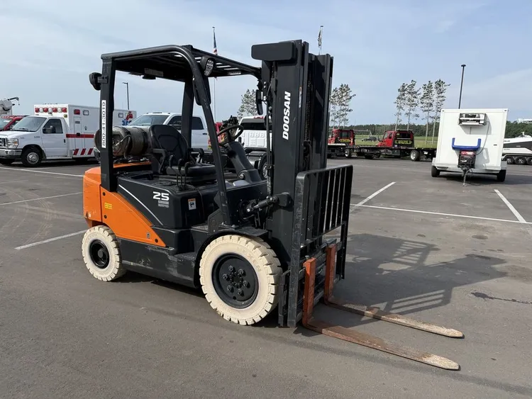 Used 2023 DOOSAN G25E-7 FORKLIFT Internal Combustion Forklifts: Pneumatic Tire Minnesota US | Carco Truck & Equipment #1514099