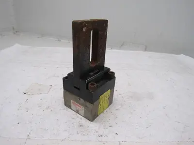 Compact Air Products SG202 Square Base Angular Pneumatic Gripper Grabber 2" Open