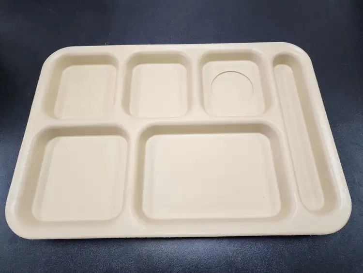 Used Cambro Used Cambro 10146CW133, Camwear® 10" X 14" 6 Compartment Beige Food Tray Smallwares Illinois US | Falcon Restaurant Supply #1376646