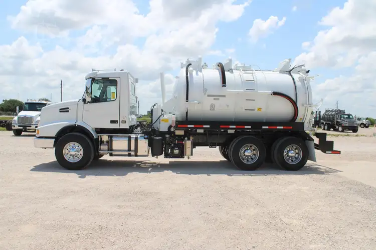 Used 2019 VOLVO VHD64B200 Vacuum Truck Texas US | Roll Off Truck World #1491991