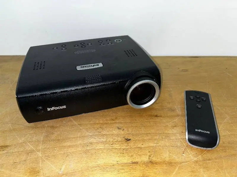 InFocus IN37 DLP Projector with Remote Control
