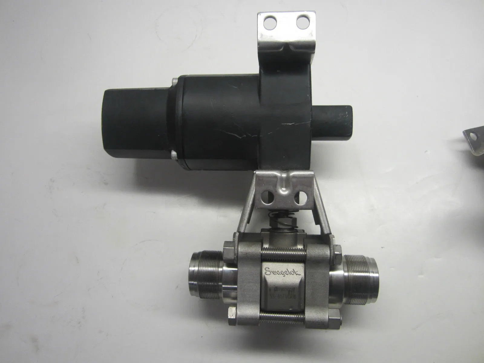 Swaglok SS-65TVCR16 Ball Valve With Whitey 133-SR Actuator SS65TVCR16