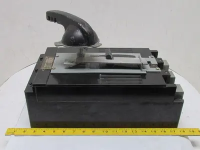 GE TKM826F000 2-Pole 800 Amp Circuit Breaker 250VDC 600VAC Bolt-On Panel Mount
