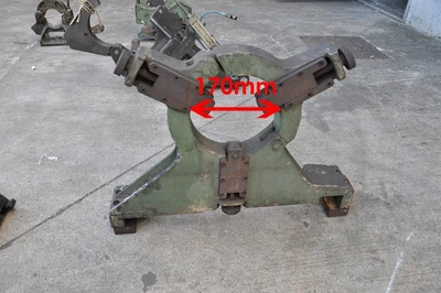 Various steadies for lathes