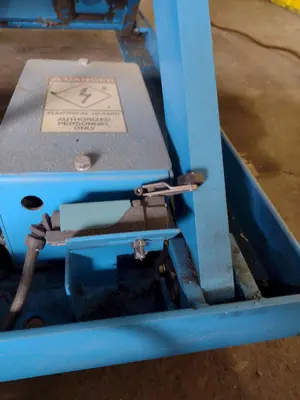 3,000 LBS X 48" X 48" ROTO-MAX HYDRAULIC SCISSOR LIFT TABLE W/ ROTARY LEWCO ROLLER CONVEYOR TOP, 110 VOLT: STOCK #20878