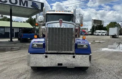 USED 2025 KENWORTH W900