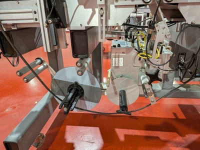 Universal Top and Bottom Label Applicator with Top-and-Bottom Transport Conveyor