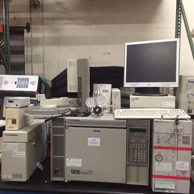 HEWLETT PACKARD 5890 SERIES II PLUS GAS CHROMATOGRAPH