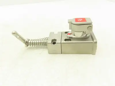 Allen Bradley 440T-MSALE10FB Guardmaster Trapped Key Interlock Switch with Key