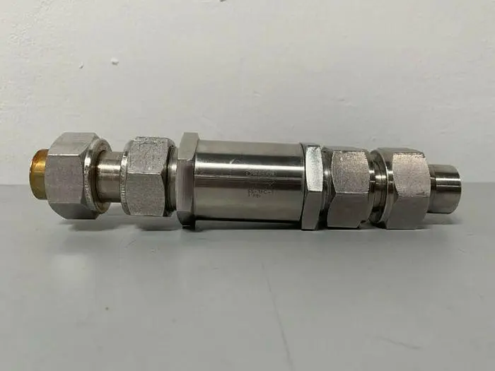 Used SWAGELOK SS-16C-1 STAINLESS STEEL CHECK VALVE 1 PSI W/ 1" COMPRESSION FITTINGS Valves/Fittings California US | Equipment Lab #485307