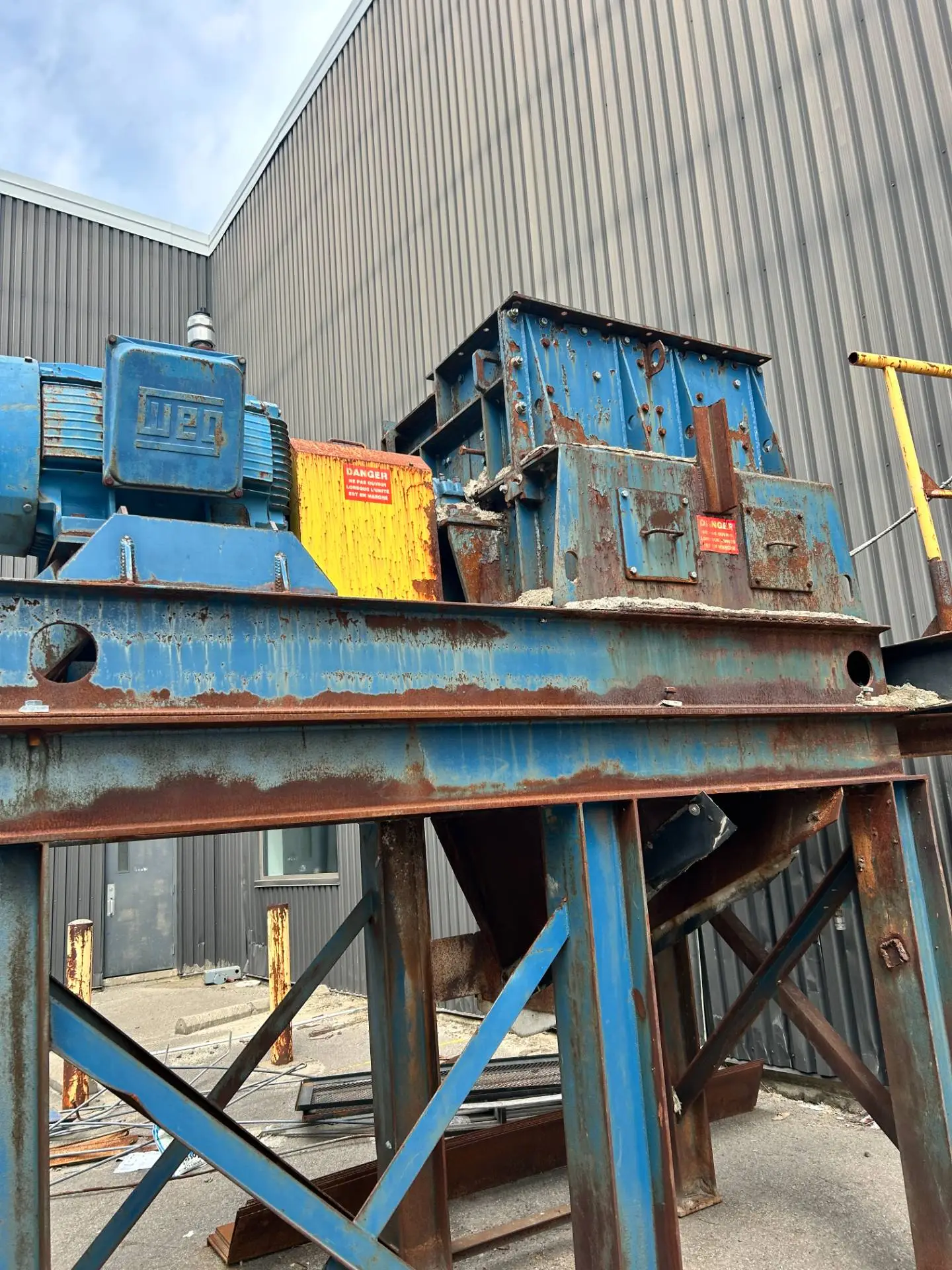 HEAVY-DUTY INDUSTRIAL HAMMER MILL, 40" X 18" FEED, 200 HP WEG TEFC MOTOR