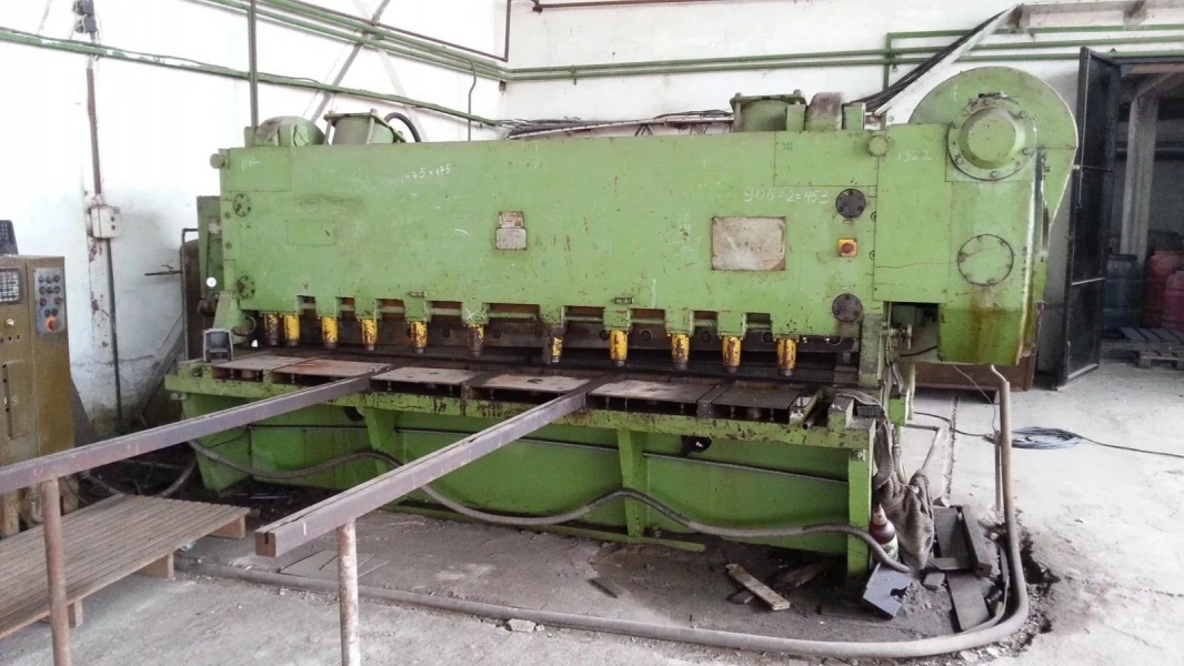 CHIMKENT Guillotine Shear, in good working condition, visible under power