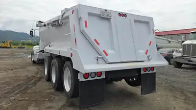 USED 2013 PETERBILT 386