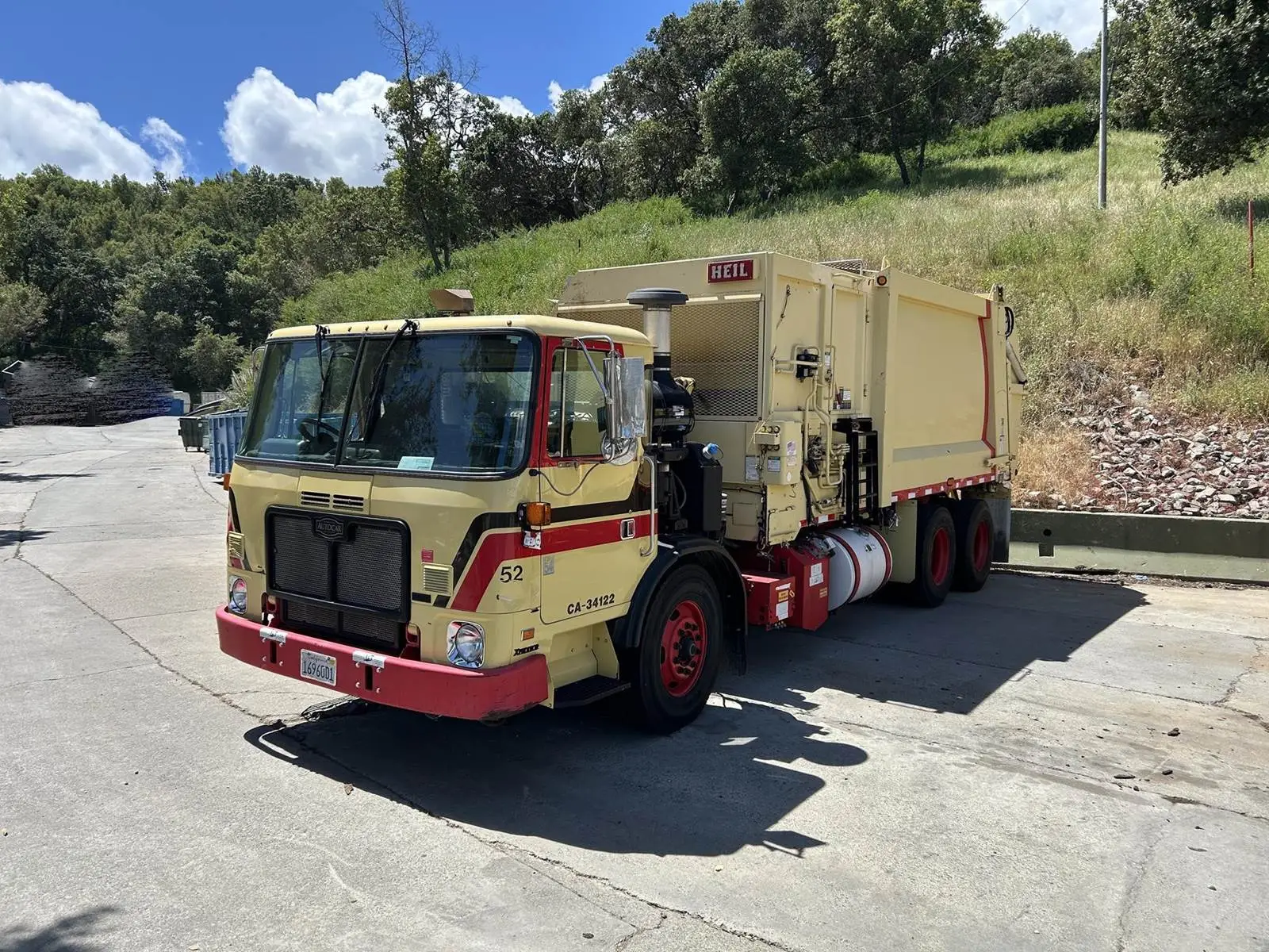 USED 2011 AUTOCAR XPEDITOR