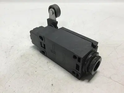 USED OMRON D4N-1122