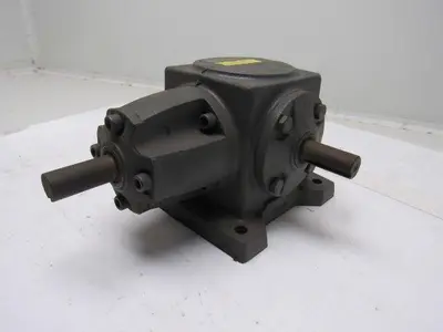 Boston Gear R137-CM1 Gear Reducer 1:1 Ratio 1750 input/output RPM, Right Angle