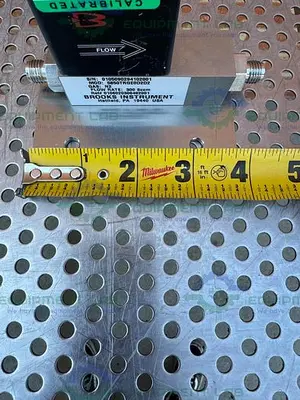 USED BROOKS INSTRUMENT 5850 TR MASS FLOW METER 300 SCCM MODEL 5850TRGE0D2D2