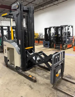 Used 2018 CROWN RD5725-32 Reach Trucks Pennsylvania US | National Lift Equipment #1382121