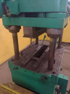 7 TON AIRAM  PNEUMATIC CUT OFF PRESS: STOCK #15486