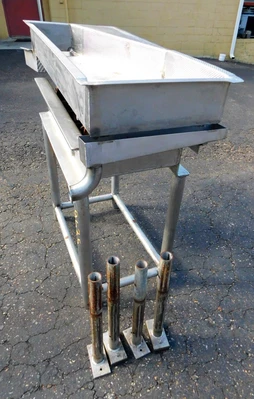 USED AJAX LO VEYOR VIBRATORY PAN