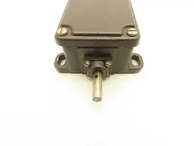 Schmersal MSP 452-11/11Y Rotating Spindle Limit Switch 250V 6A 3/8" Shaft