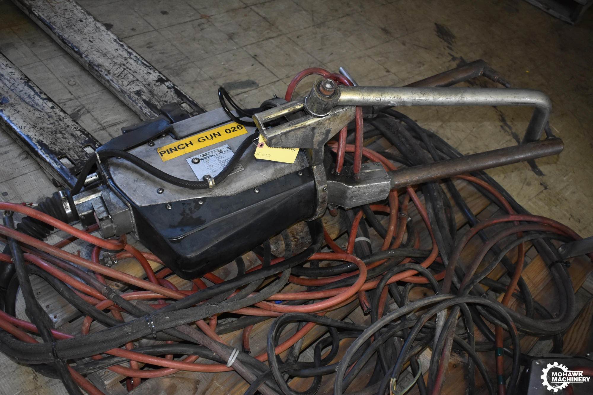 110/38 KVA TECNA "3327A" MEDIUM DUTY AIR-OPERATED PORTABLE WELDING GUN FOR A ROBOT