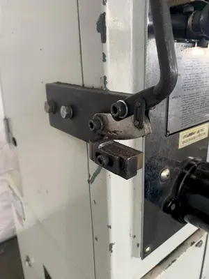 KBC MACHINERY BAV-700PF VERTICAL BANDSAW W/ POWERFEED. STOCK #0679824