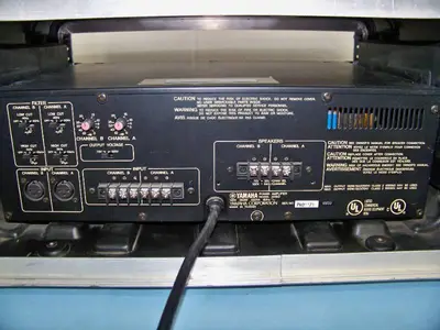 Yamaha 150 Power Amp / Amplifier XH150 in Hard-Sided Road / Travel Case