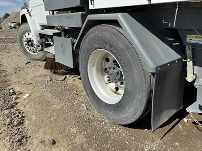 USED 2005 FREIGHTLINER FL70