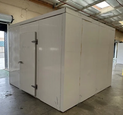 171-0070 10’ x 10’ Walk In Cooler Box with Floor