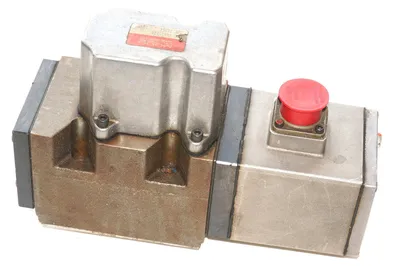 USED MOOG MODEL: J661-124 SERVO VALVE J661124