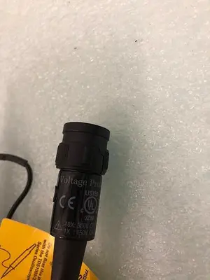 TEKTRONIX P2220 VOLTS
