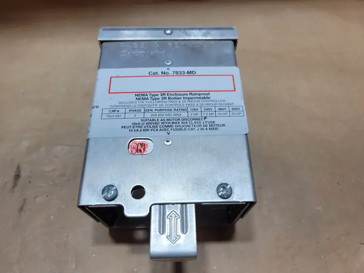 Used PASS & SEYMOUR 7833-MD Switchgears British Columbia CA | Lenmark #913680