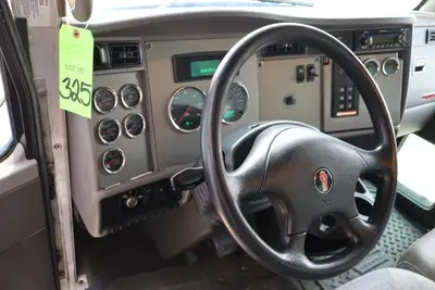 2013 KENWORTH GVWR 25,000 BOX TRUCK | Levy Recovery Group (16)