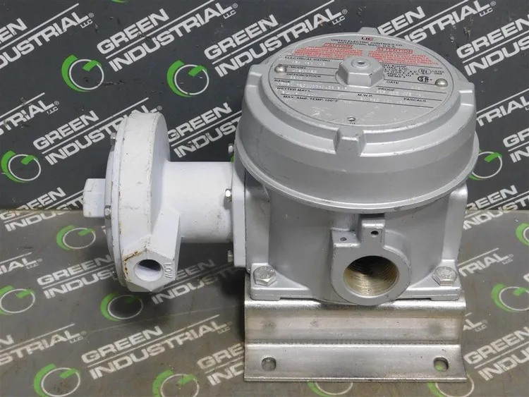 Used UE SYSTEMS _UNKNOWN_ Pressure Switches | Green Industrial #682342
