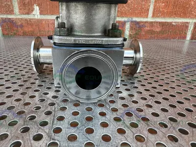 USED ITT PURE FLO ADVANTAGE B209  3 - WAY DIAPHRAGM VALVE W/ 1" SANITARY FITTING