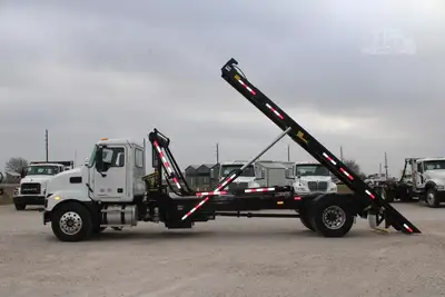 New | in-Stock 2027 MACK MD7 Rolloff Trucks Texas US | Roll Off Truck World #1491912