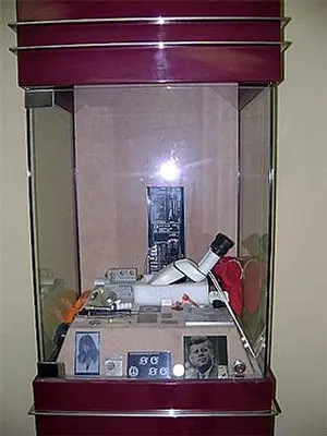 8151-400 1 Package 4 Glass enclosed jewelry display cases