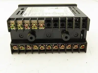 Omron E5EZ-Q3 Digital Temperature Controller 100-240V 2A
