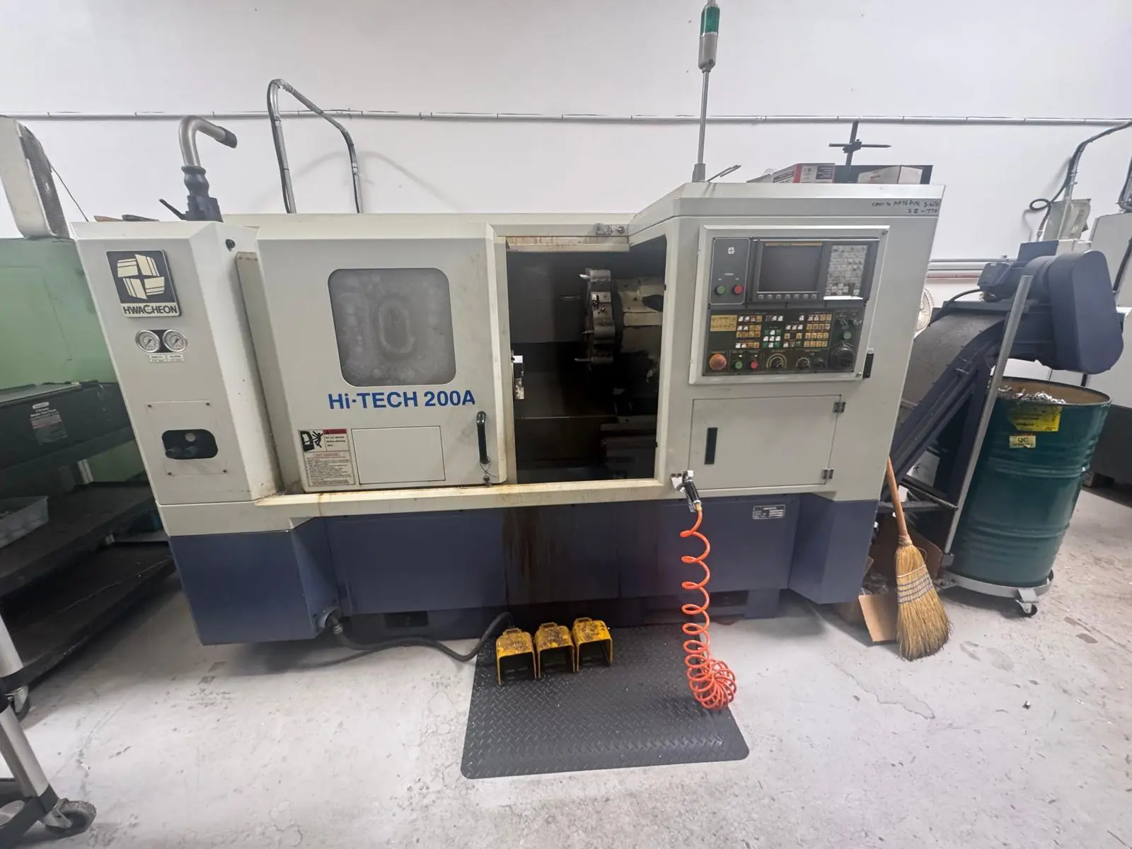 USED 2004 HWACHEON HI-TECH 200A